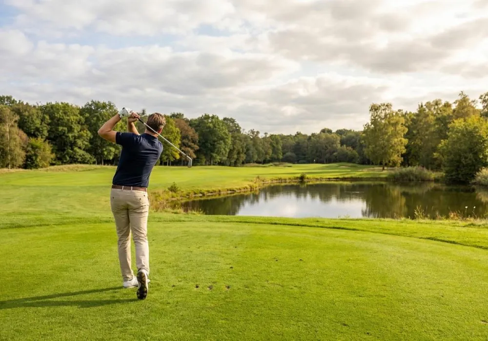 Golfbaan in de ochtendzon