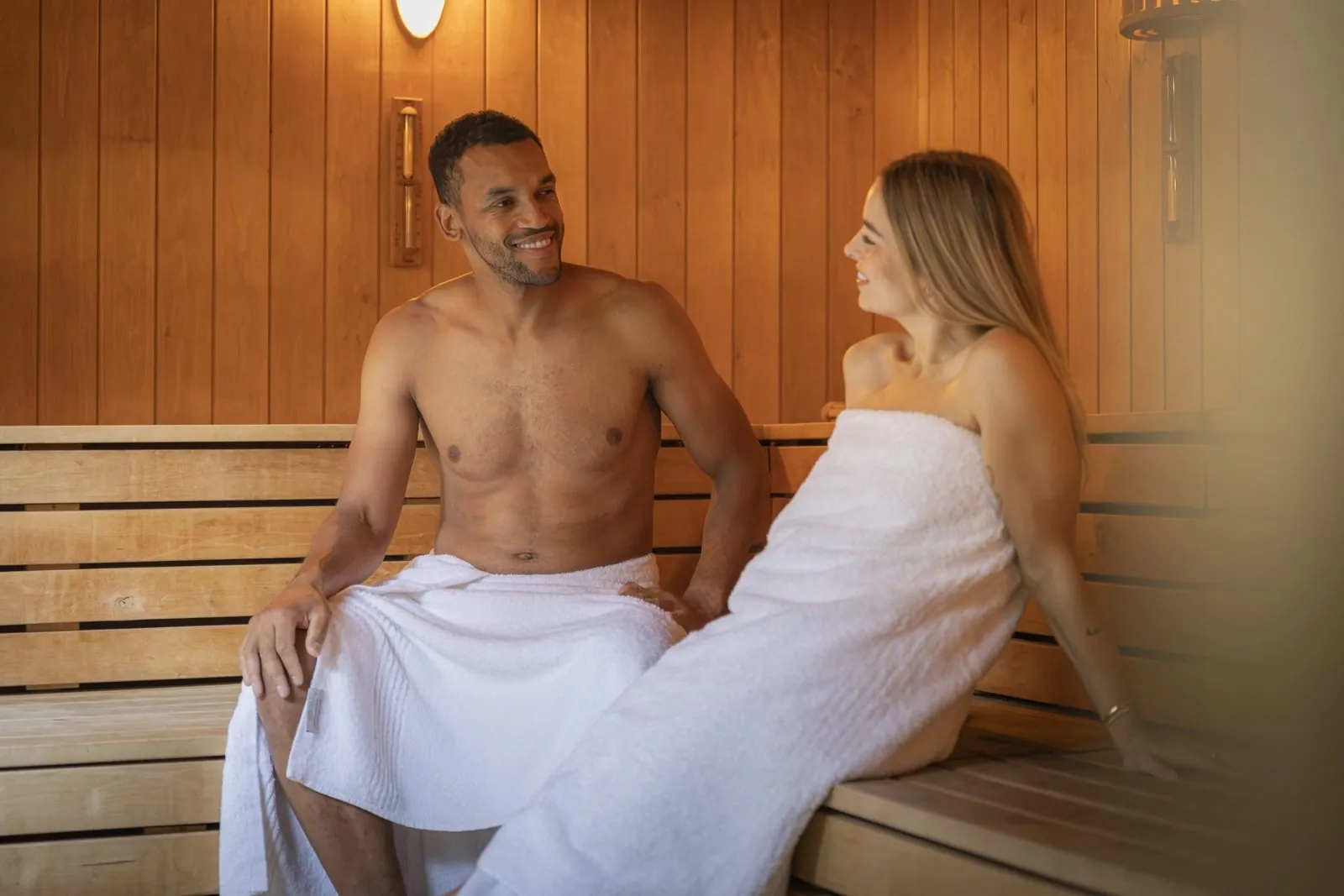 Stel geniet samen in de sauna